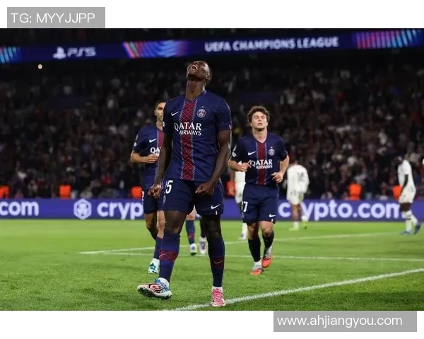 足总杯激战巴黎圣日耳曼小胜AC米兰引发转会风波与球迷热议