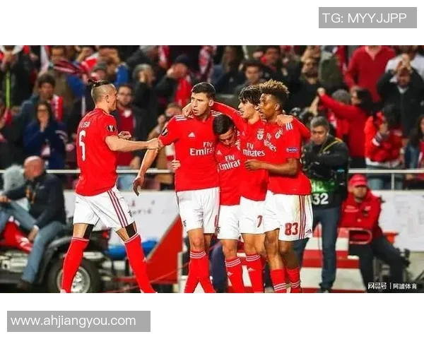 西甲精彩对决波尔图与本菲卡战成平局逆转瞬间引发全场热烈反响