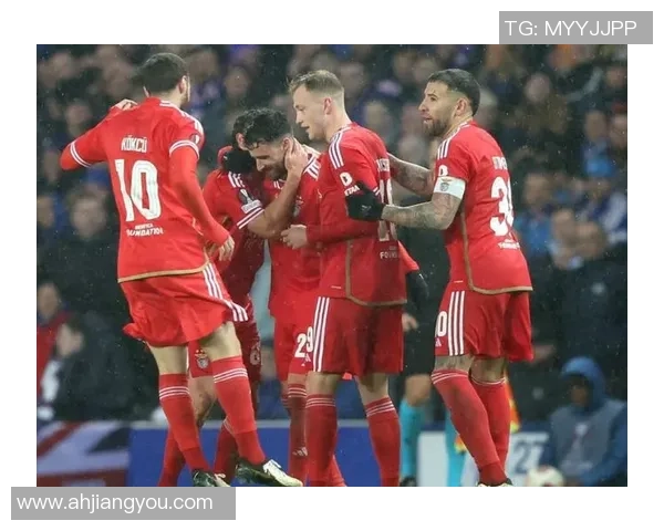 英超激战:AC米兰逆转曼联红牌争议引发全场热议 英超激战:AC米兰逆转曼联红牌争议引发全场热议